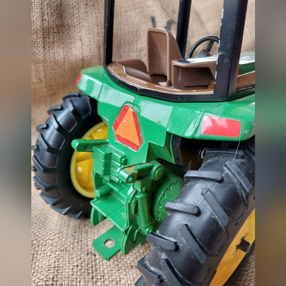 1/16 JOHN DEERE 8200 W/STRIPE DECAL NO Box ERTL Steering Mechanism Intact - Picture 9 of 16